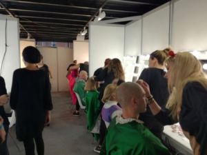 los alumnos de asociacion maquilladores españoles maquillando cabalgata