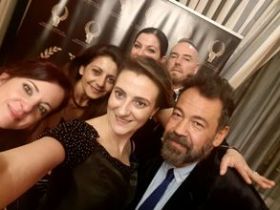 Medalla de oro mejor escuela y su equipo de maquillaje