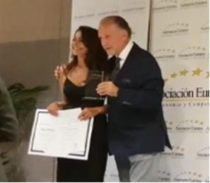 teresa f. quero premiada a la gestion empresarial de la mejor escuela d maquilladores